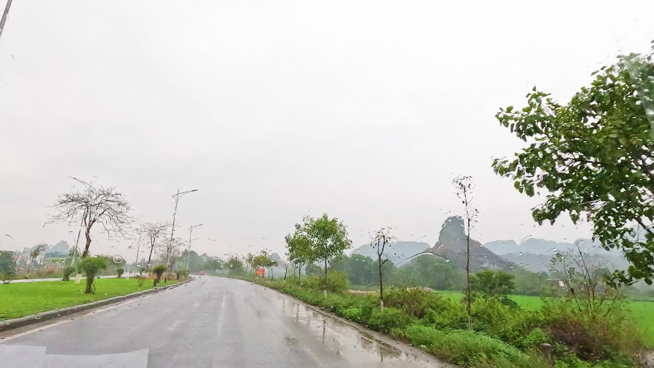 울창 한 초록색 과 산 들 의 도로  풍경