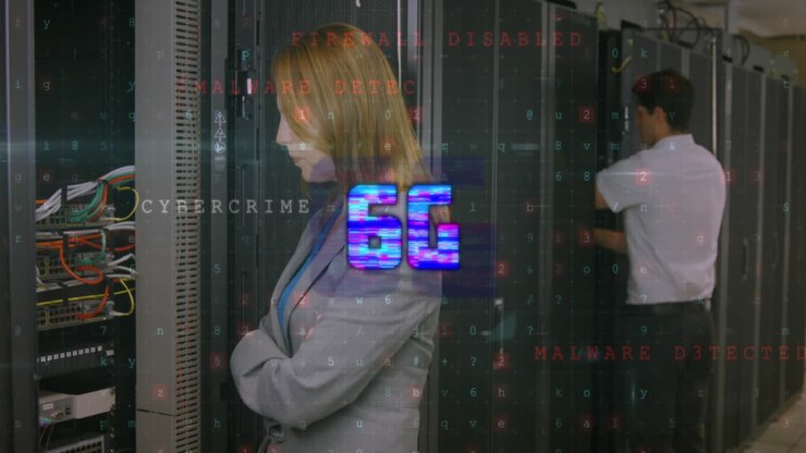 Animation af 6G, ord, bogstaver, tal over kaukasiske ingeniører, der undersøger netværksserversystemer.