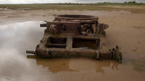 Extraweite-Aufnahme-Des-Panzers-Am-Strand