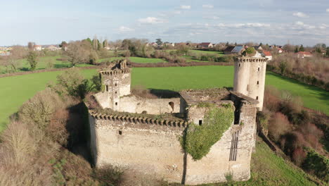 Imágenes-Aéreas-De-Drones-Del-Castillo-En-Ruinas-De-La-Prune-au-pot-En-Indre,-Centro-De-Francia