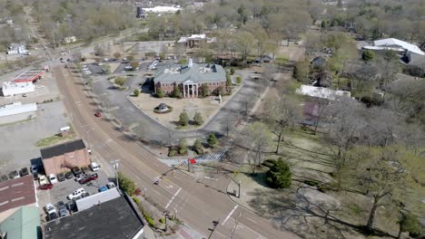 Olive-Branch,-Mississippi-city-hall-with-drone-video-moving-forward