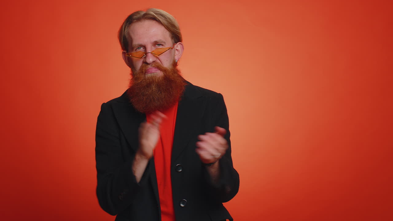 turista hombre elegante en chaqueta negra mostrando los pulgares hacia arriba y asintiendo en aprobación, buen trabajo exitoso