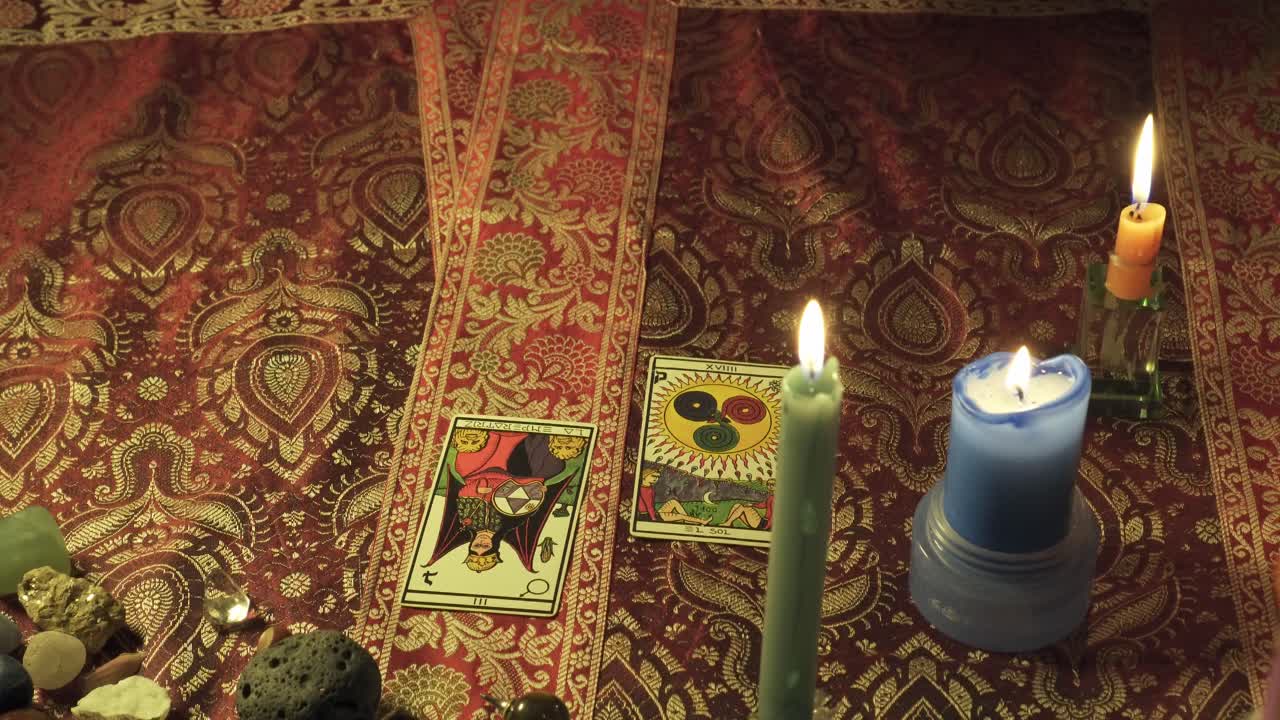 primer plano de una lectura del futuro usando cartas de tarot