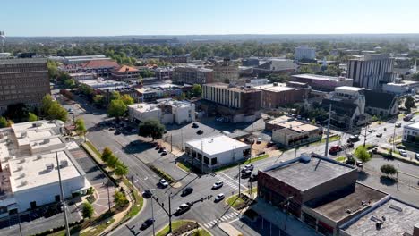 Luftstoß-In-Die-Innenstadt-Von-Tuscaloosa,-Alabama,-über-Dem-Verkehr,-Mittelamerika