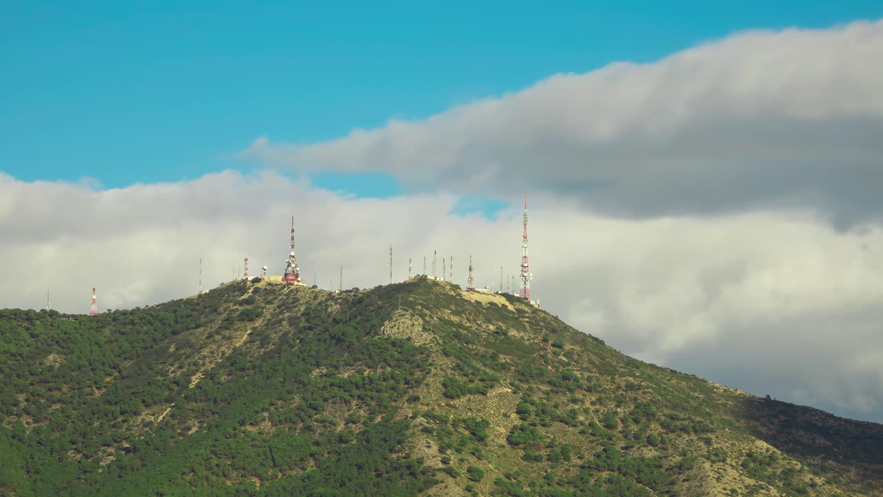 complejo de antenas en las colinas de benalmádena, andalucía, españa