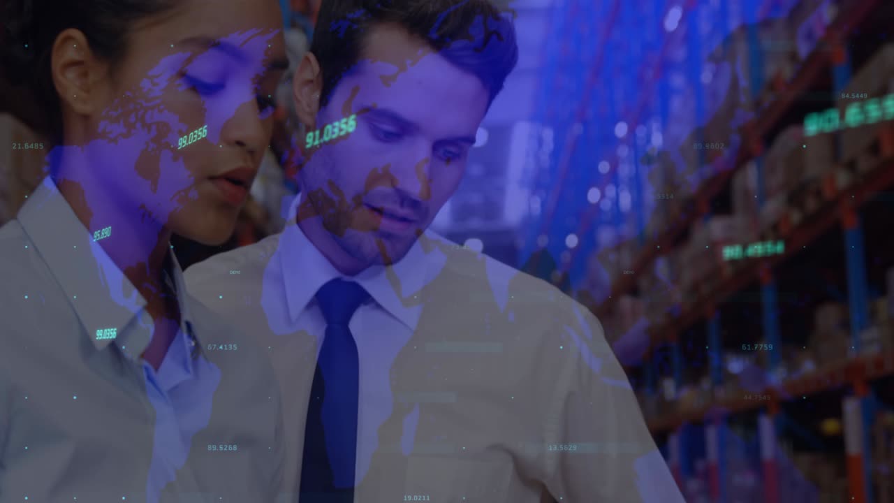 animación del procesamiento de datos financieros y el mapa del mundo sobre diversas personas de negocios en el almacén