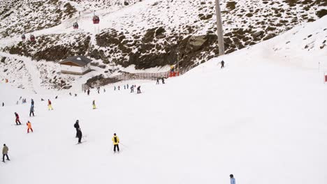 Blick-Von-Einem-Skilift-Auf-Skifahrer-Unten-Auf-Einer-Piste