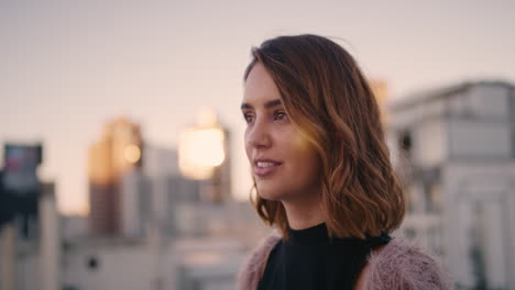 Retrato-Hermosa-Mujer-Joven-Disfrutando-De-La-Vista-En-La-Azotea-Del-Horizonte-De-La-Ciudad-Al-Atardecer-Sonriendo-Feliz-Vistiendo-Moda-Elegante-Para-La-Fiesta-De-Fin-De-Semana