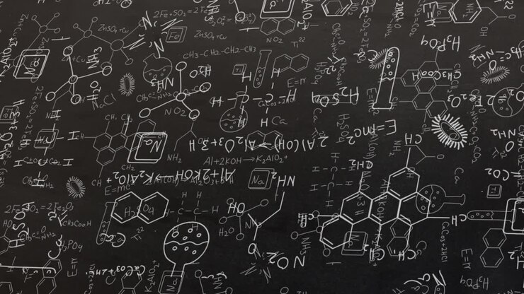 Animazione di formule strutturali bianche di composti chimici su lavagna.
