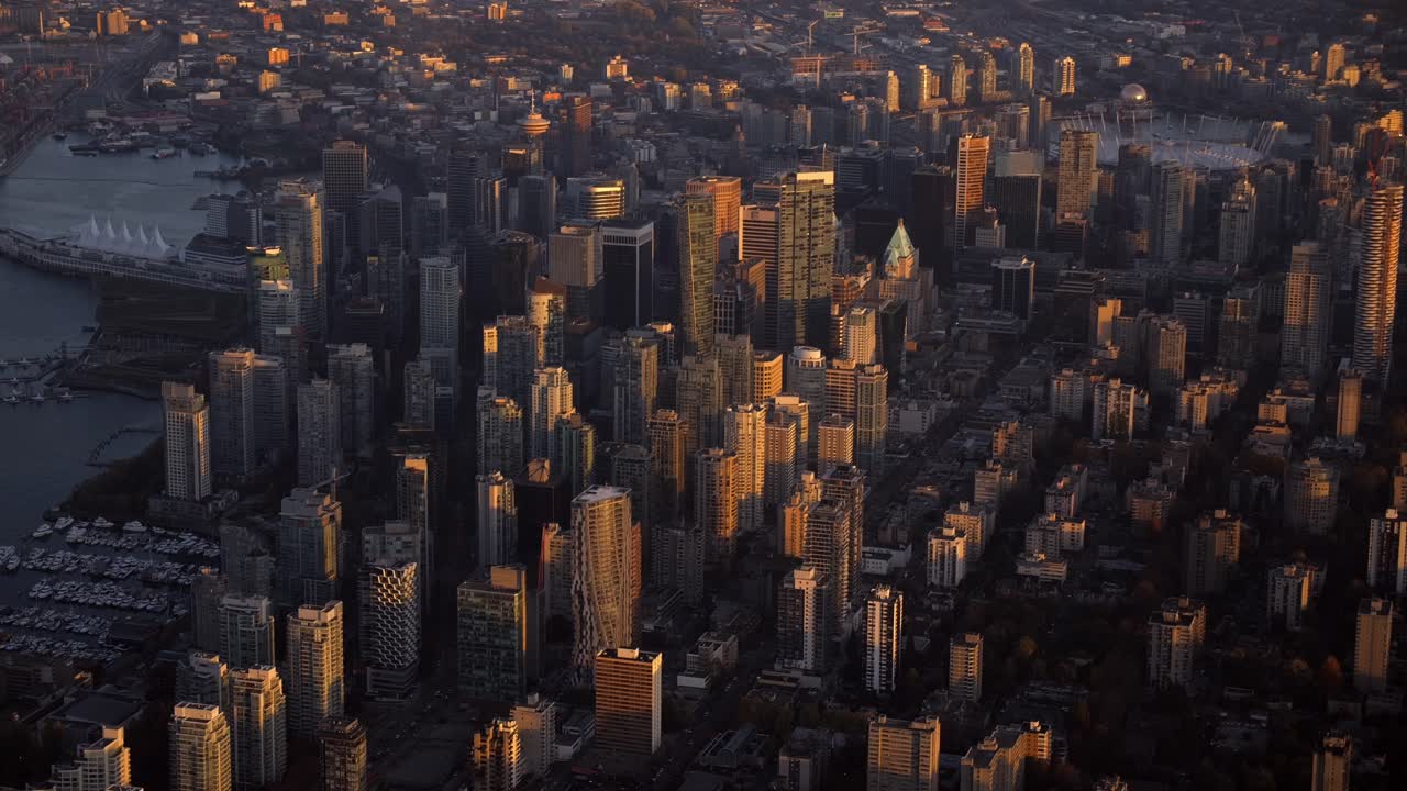 золотой час воздушный вид на центр города ванкувер, освещенные солнцем небоскребы