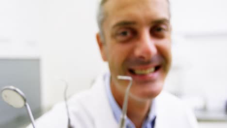 dentista con una herramienta dental