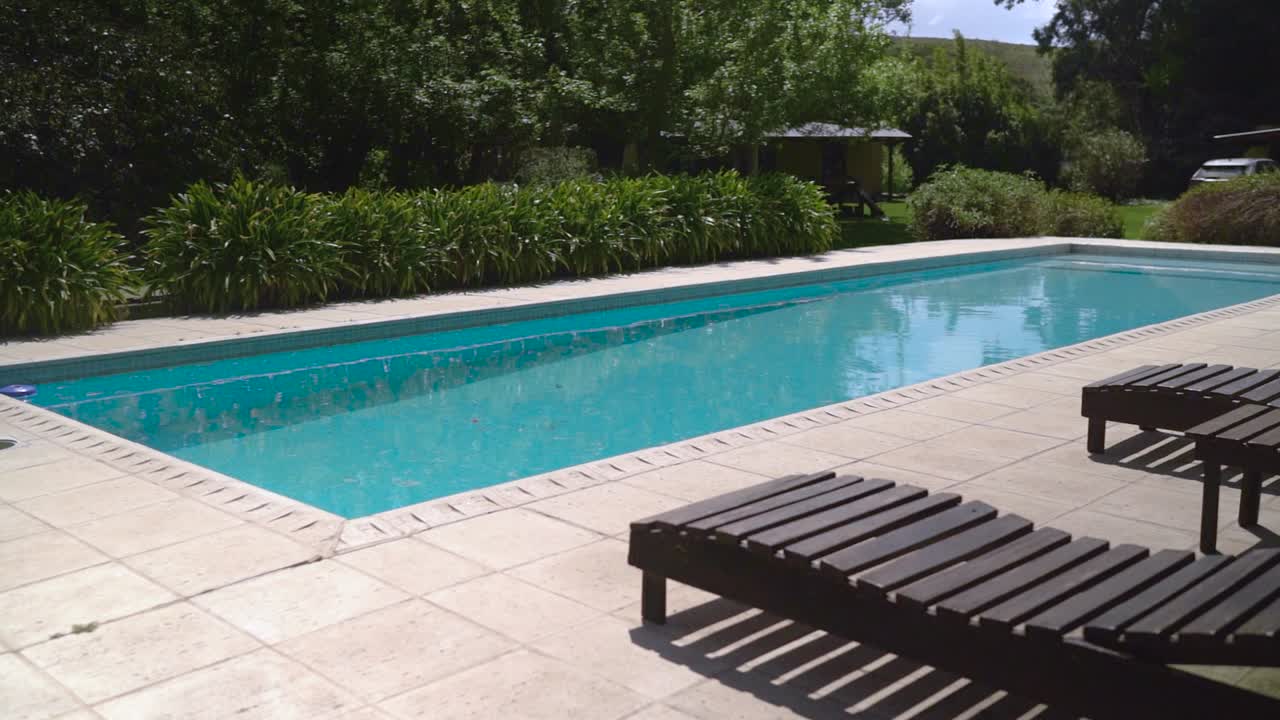 En swimmingpool der viser tegn på forsømmelse – Håndholdt