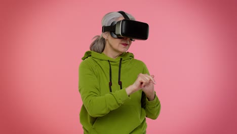 Anciana-Con-Estilo-Abuela-Usando-La-Aplicación-De-Casco-Para-Jugar-Simulación-De-Realidad-Virtual-Juego-Vr