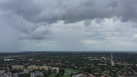 una vista aérea de alto ángulo sobre un tranquilo barrio suburbano en florida durante un día nublado