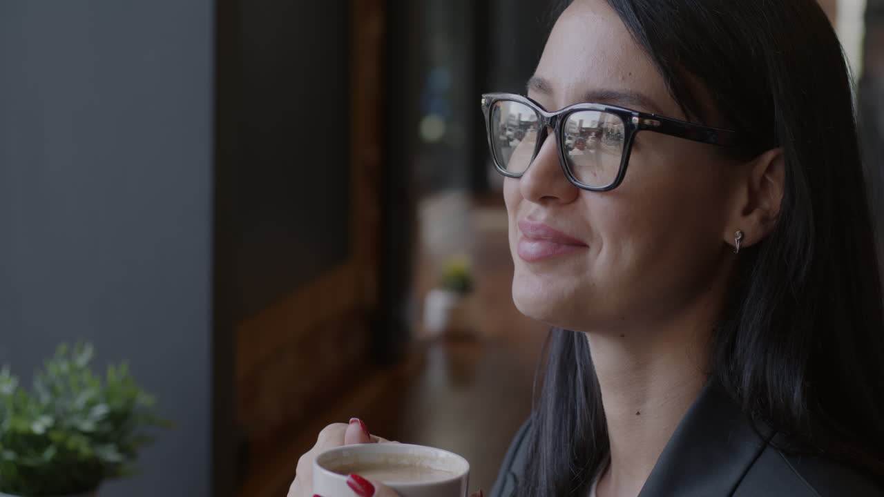 mujer disfrutando de café en una cafetería
