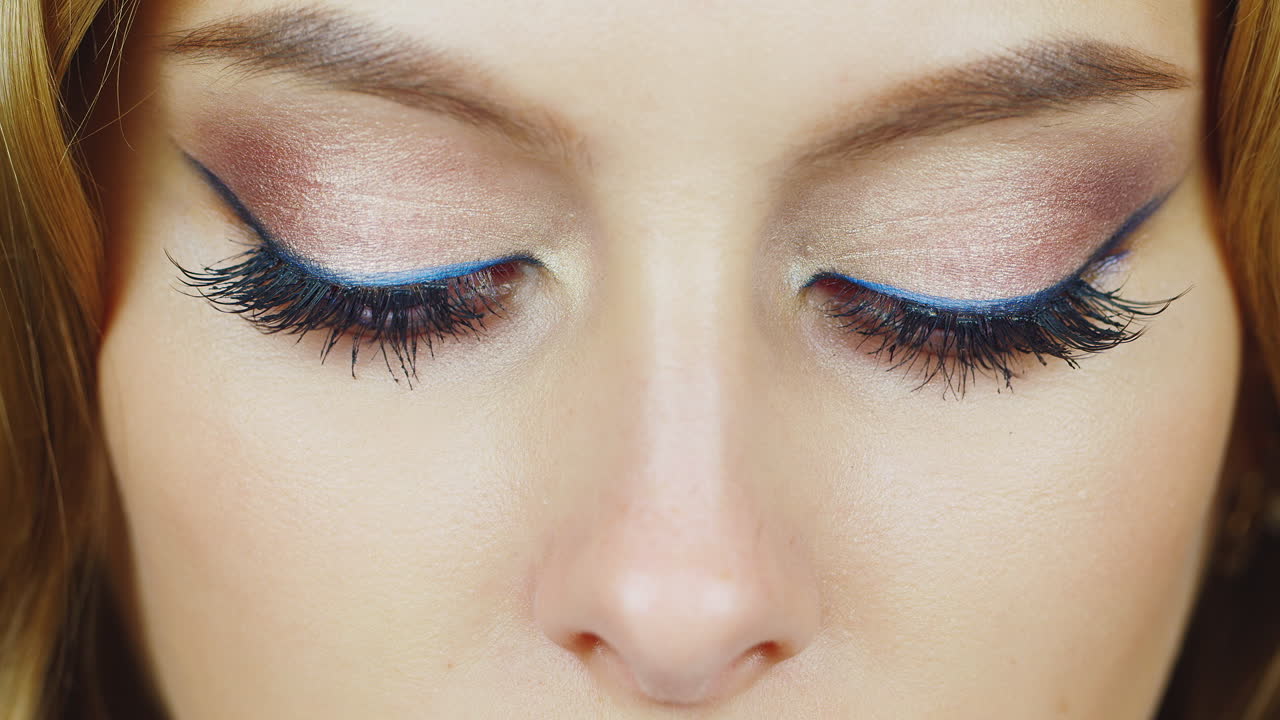 카메라를 바라보는 젊은 여성의 눈 표현력이 풍부한 파란 눈 hd 비디오