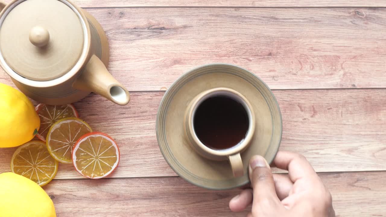 나무 테이블에 차와 레몬