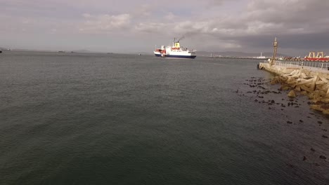 Barco-Saliendo-Del-Puerto-De-Ciudad-Del-Cabo