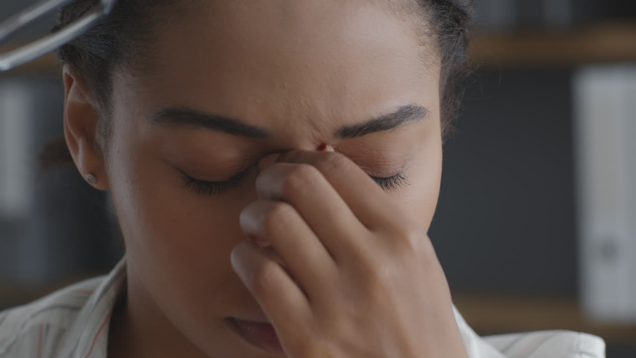 mujer con dolor de cabeza
