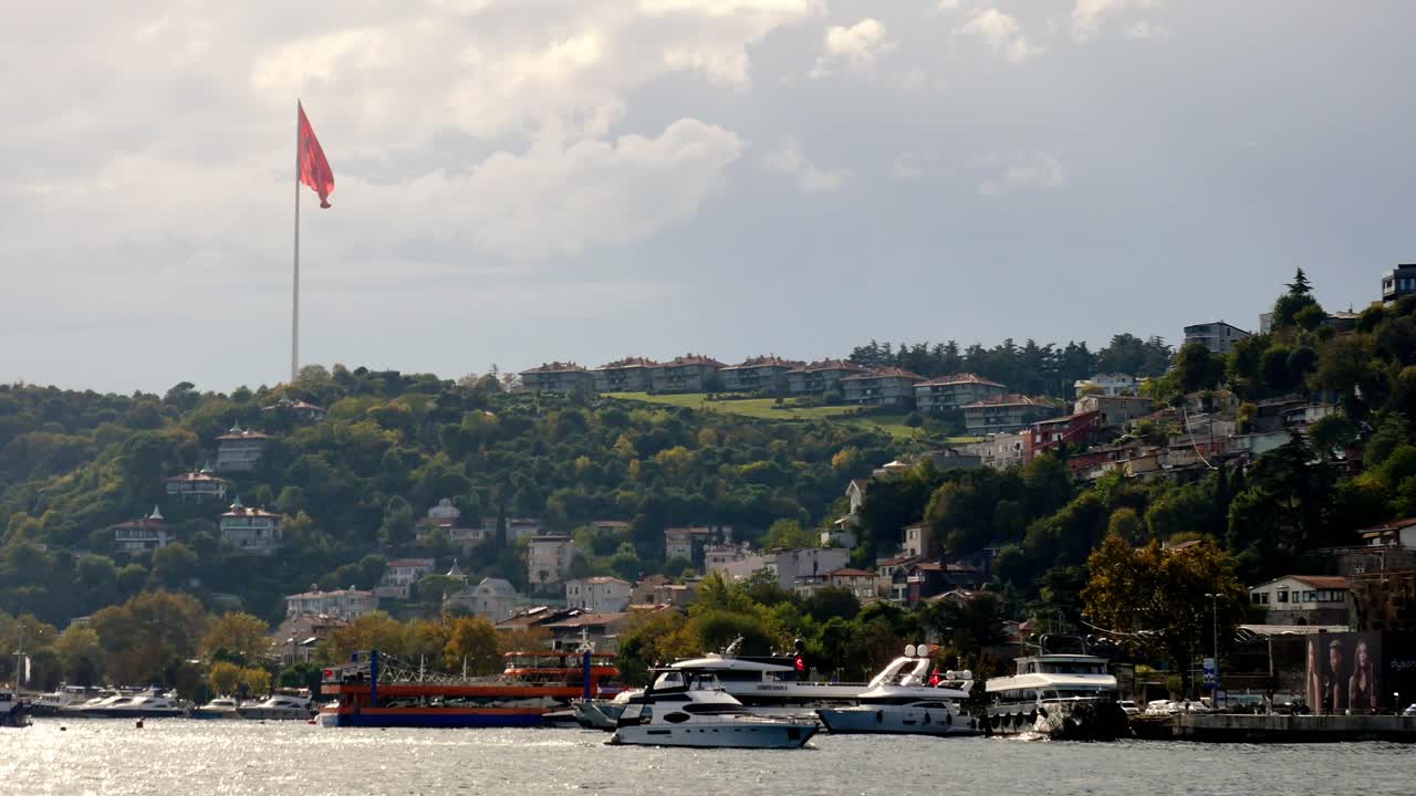 vista del bósforo de estambul con la bandera turca