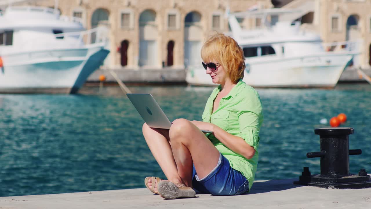 mujer turista hablando en video chat usando una computadora portátil