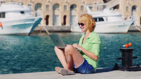 Mujer-Turista-Hablando-Por-Video-Chat-Usando-Una-Computadora-Portátil