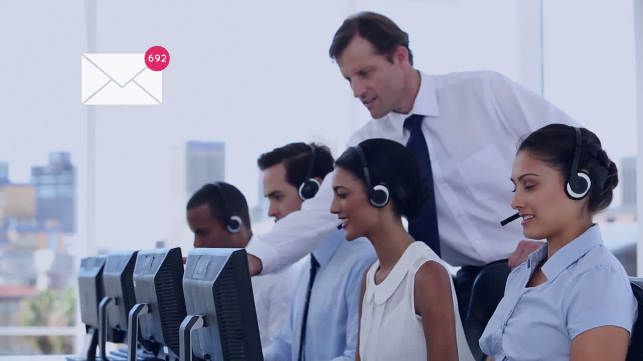 전화 헤드 ⁇ 을 착용 한 사업가 들 위 에서 변화 하는 숫자 들 의 애니메이션