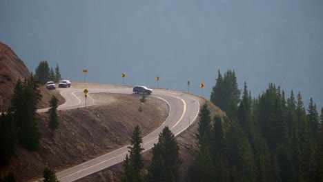 Cars-driving-through-the-Independence-Pass-in-Colorado