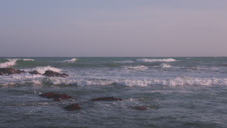 Olas-Del-Mar-Cerca-De-Las-Rocas-En-La-Playa