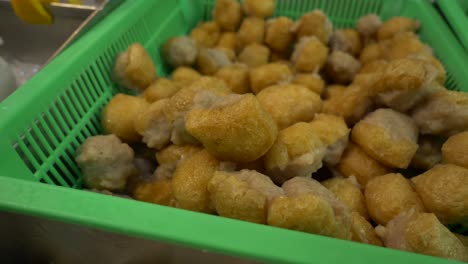 Cocina-Asiática-Relleno-De-Tofu-Frito-Con-Receta-De-Cerdo-En-El-Mercado-De-Comida-Callejera-A-La-Venta-Documental