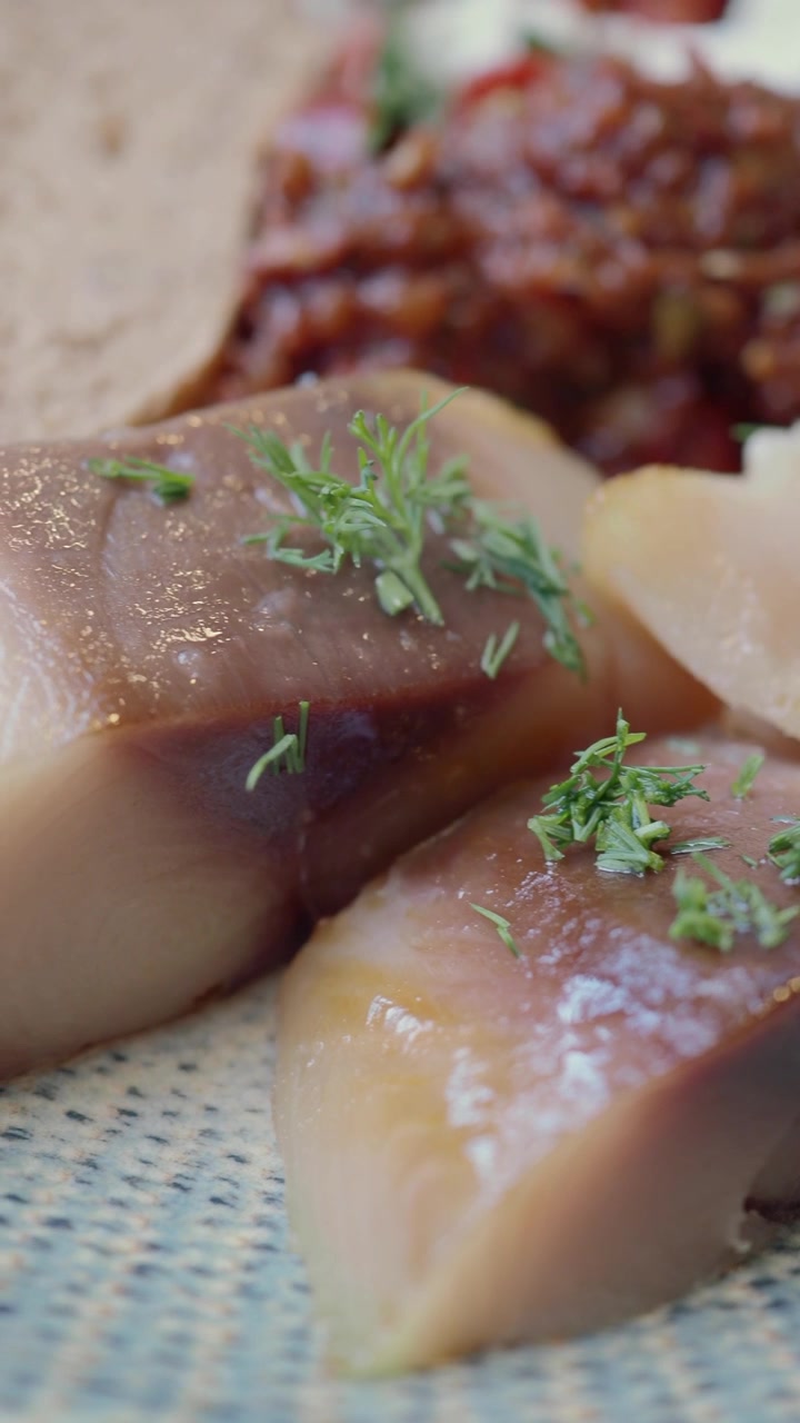Primo piano di filetti di pesce fresco guarniti con erbe aromatiche