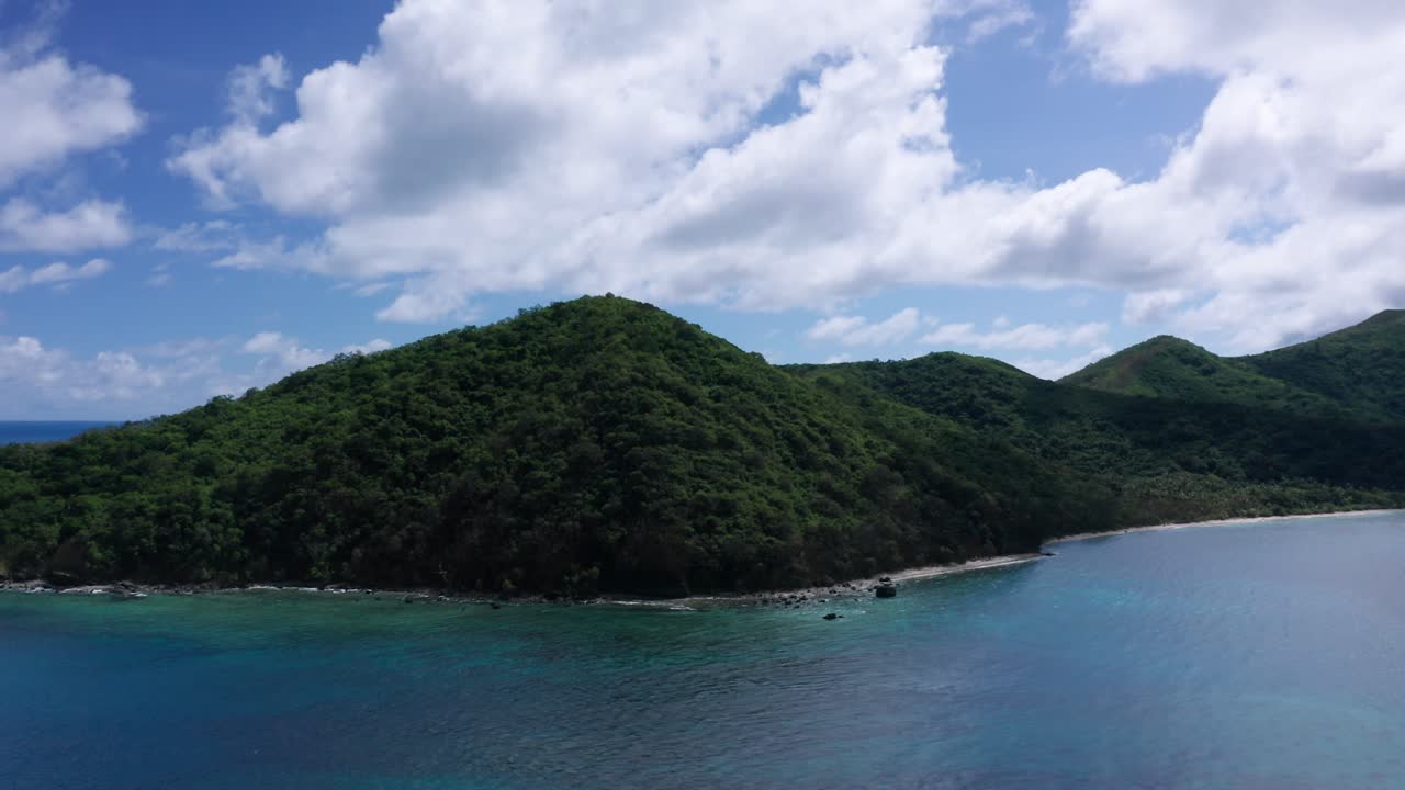 나비티 섬, 피지 - 밝은 푸른 하늘과 잔잔한 바다가 있는 푸른 산의 멋진 풍경 - 공중 촬영