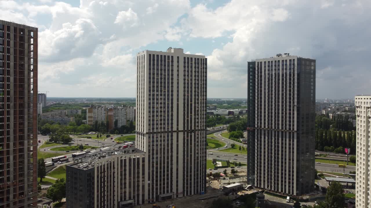 filmación aérea del sitio de construcción del desarrollo de viviendas y de la infraestructura vial