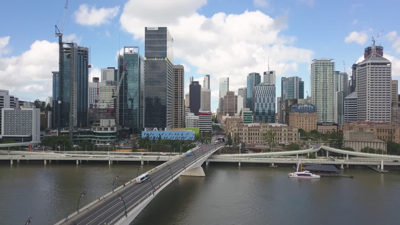 브리즈번 강에서 올라오는 공기, 배경에는 cbd, 브리즈번, 오스트레일리아