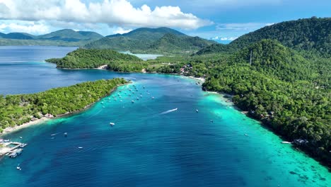 Playa-Iboih-Y-Isla-Rubiah,-Con-Aguas-Cristalinas-Ideales-Para-Bucear-En-La-Isla-Weh,-Vista-Aérea