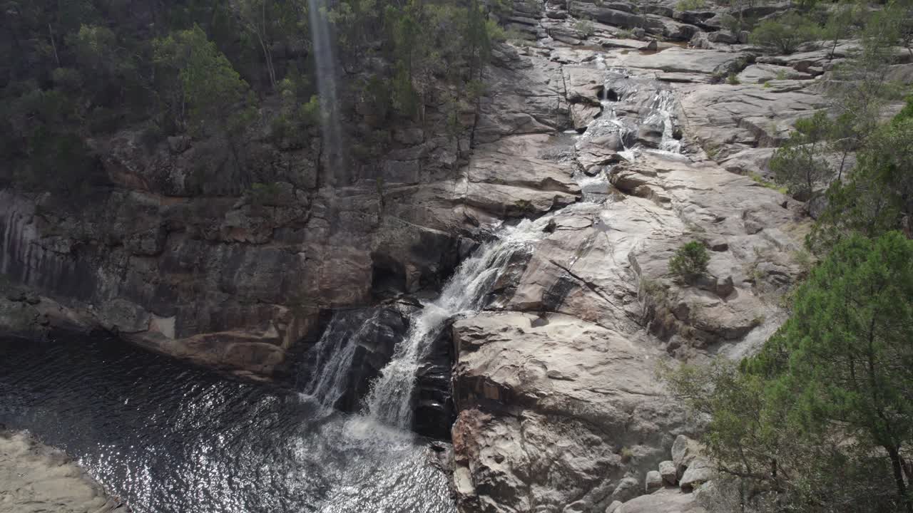 paisaje escarpado de las cataratas woolshed cerca de beechworth, australia - toma aérea de drones