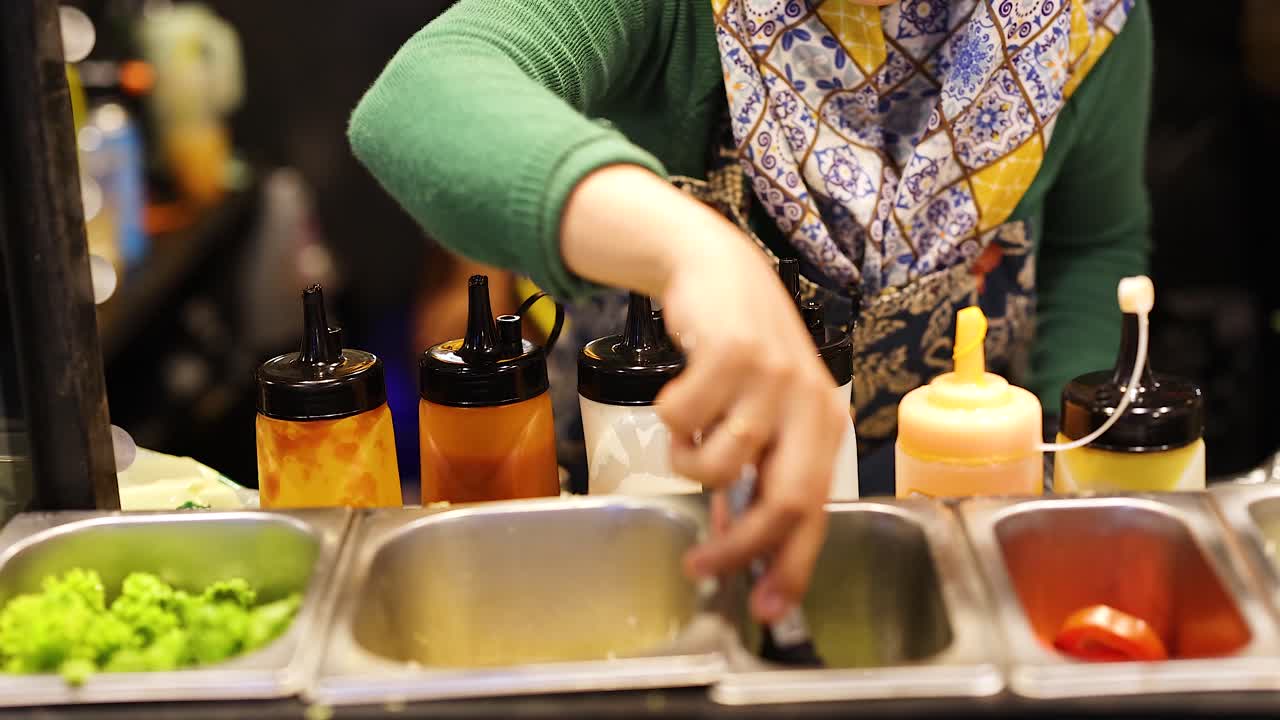 vendedor que ensambla kebab doner con ingredientes frescos