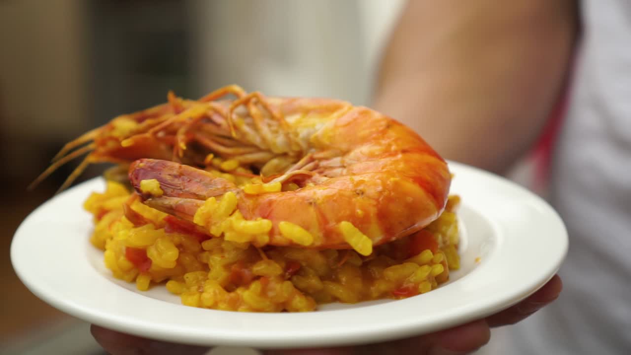 cámara lenta - plato de pallea - gambas, camarones, mejillones, arroz y tomates - cerrar