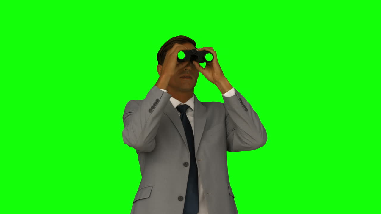 un hombre de negocios mirando a través de binoculares.