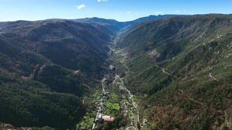 Serra-da-Estrela-Manteigas-Zêzere-Glacier-valley-in-Portugal,-aerial-dolly-view