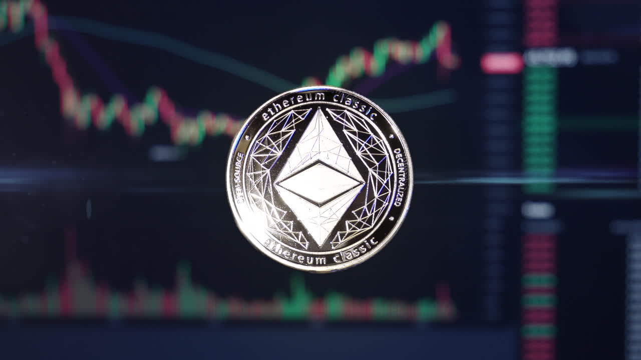ethereum classic etc criptomoneta in bilico davanti ai grafici di trading con il passaggio dell'energia luminosa