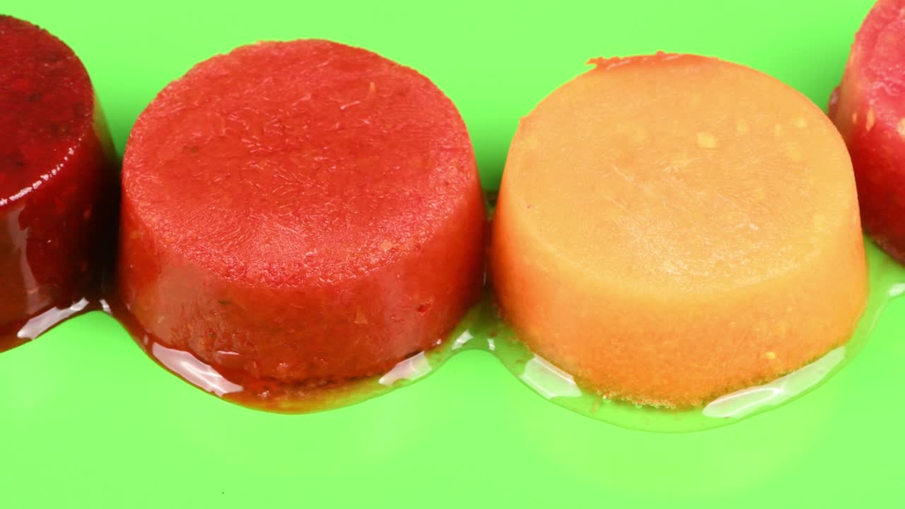 냉동 스무디: 사탕수수, 바나나, 당근, 사과, 복아, 딸기, 블랙베리, 라즈베리, 키위, 초록색 배경.