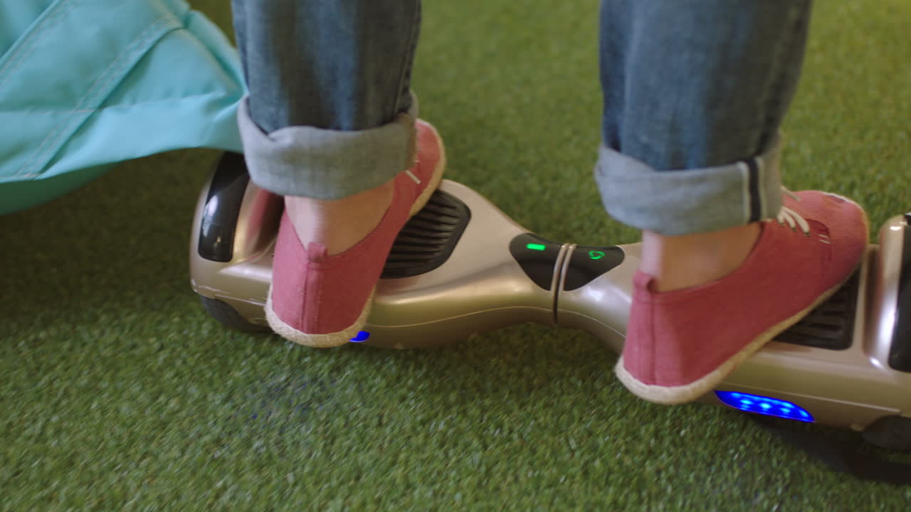 Persona che va in hoverboard durante una pausa