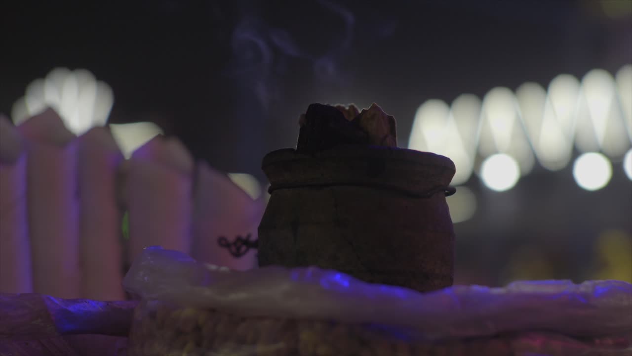 bhel 땅콩 인도 판매 거리 뜨거운 흙 냄비에