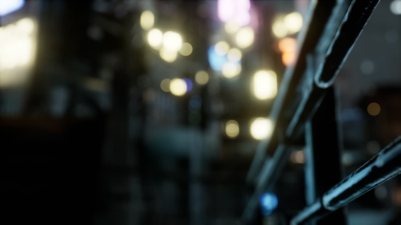 밤에 비가 내리면서 격리된 빈 도시 거리