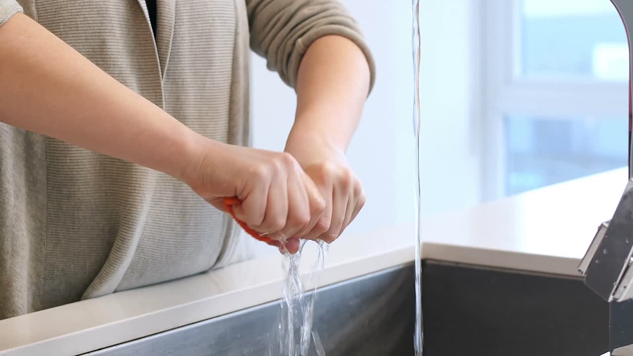 부 ⁇  싱크대 에서 옷 을  ⁇ 는 여자