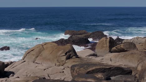 Olas-Del-Mar-Golpeando-Grandes-Rocas-En-La-Ciudad-Costera-De-Muxía,-España