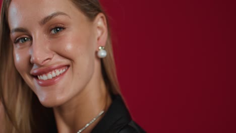 mujer sonriente con perlas