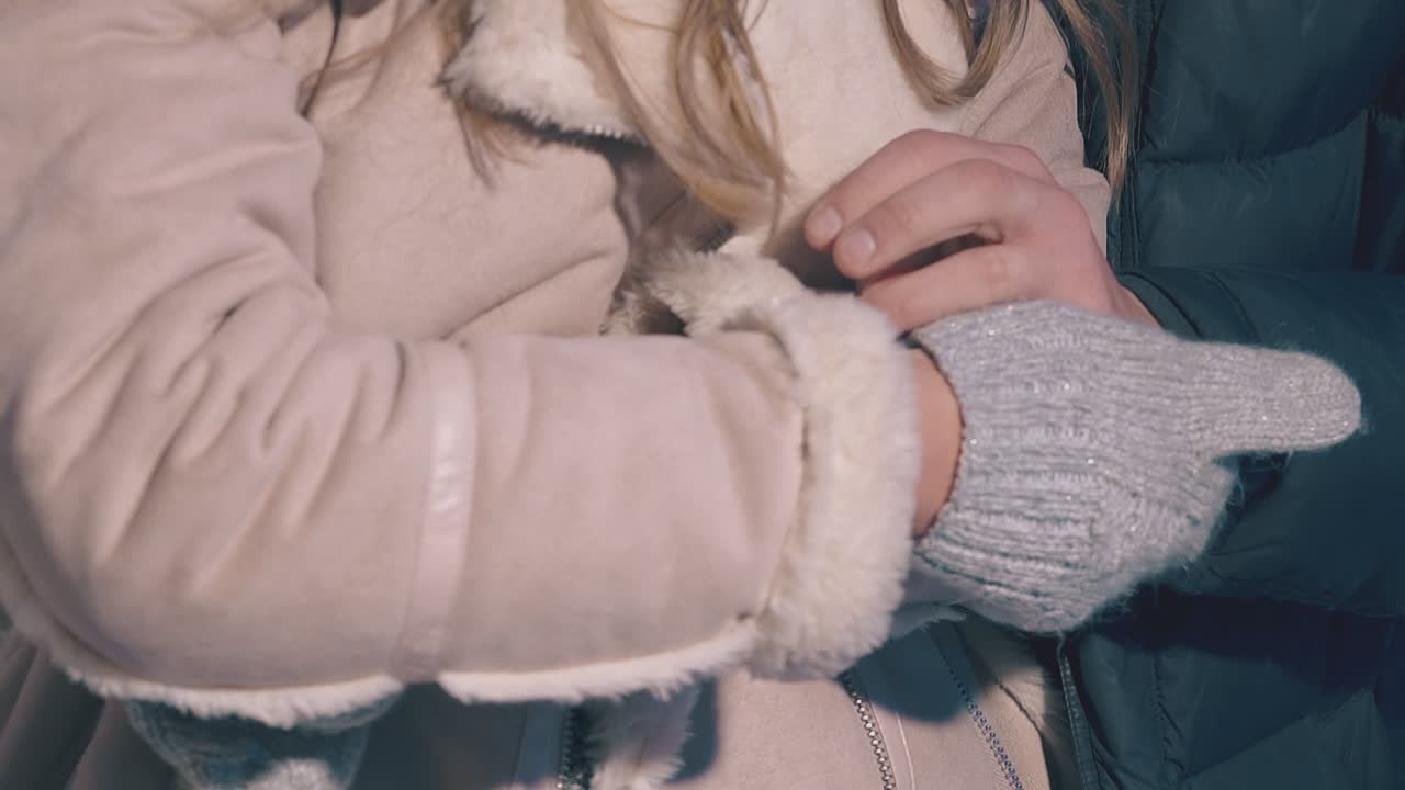 사랑스러운 사람들은 휴일 박람회 슬로우 모션에서 포옹을 합니다