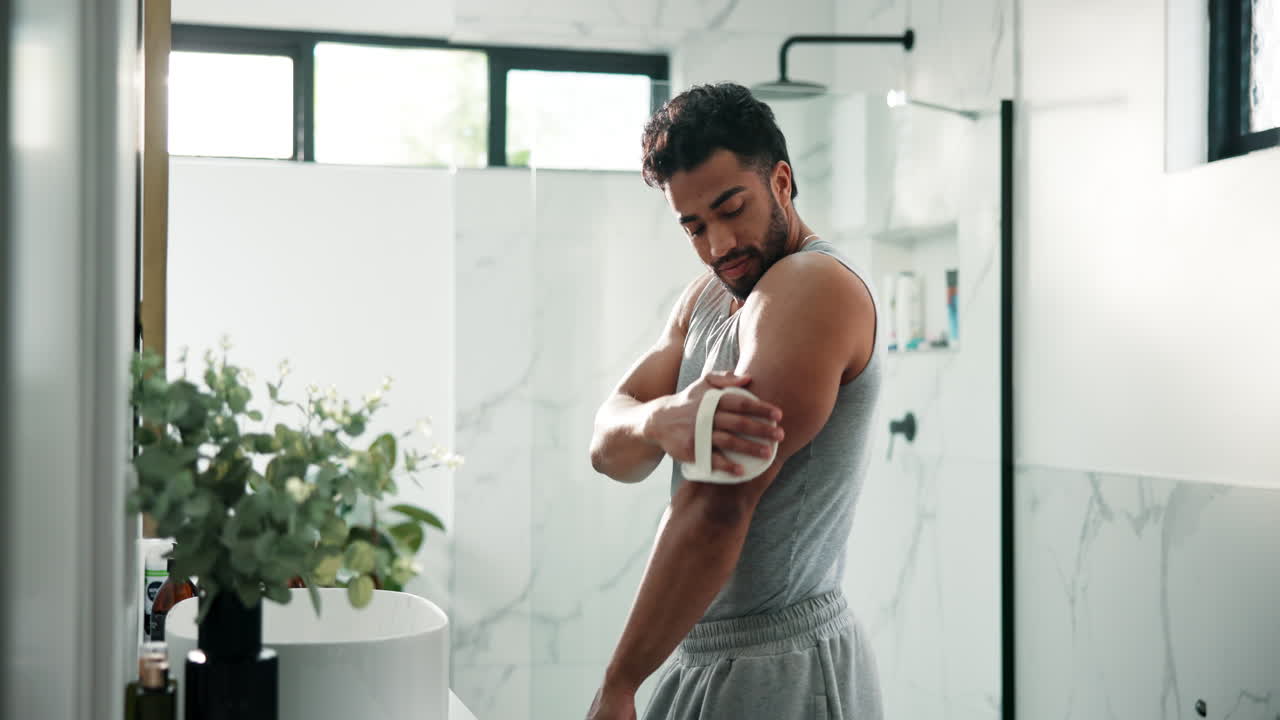 Uomo che esfolia la pelle in un bagno moderno